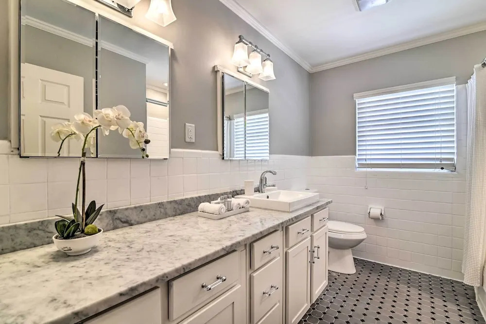 Mid-century Modern Escape in Central Lakeland!
