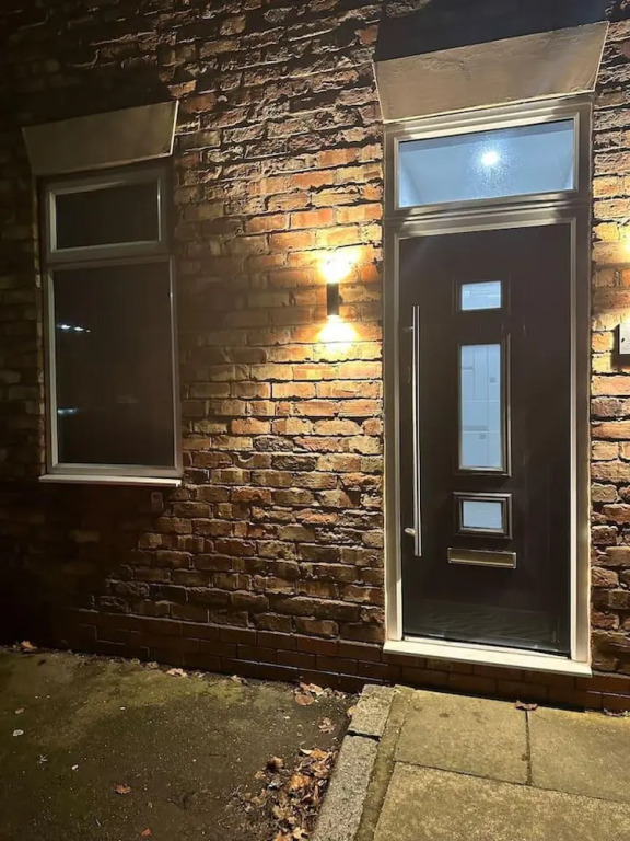 Immaculate 4-bed Detached House in Bootle
