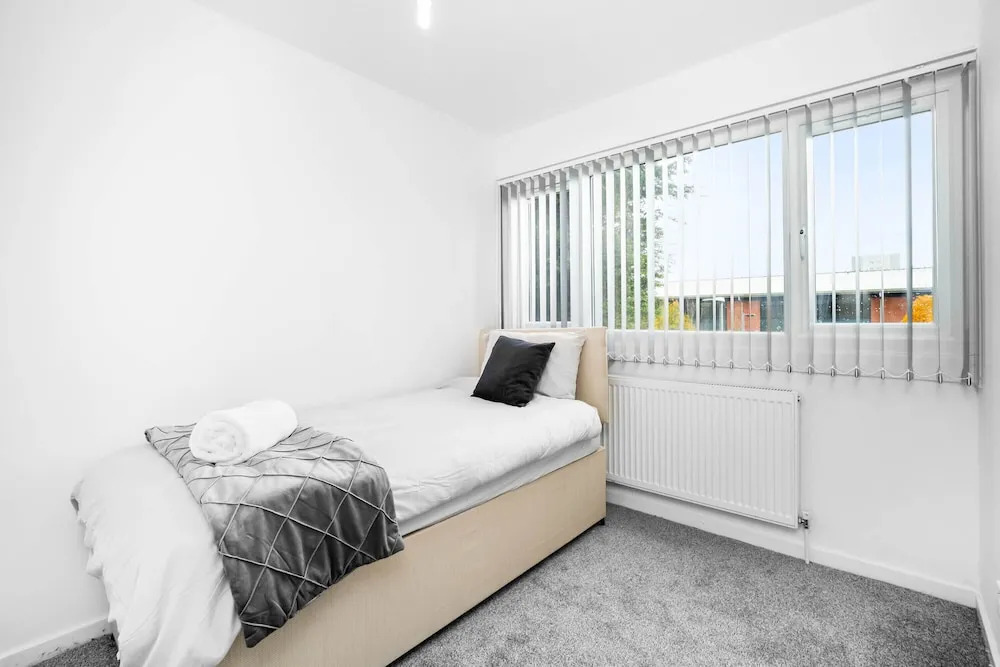 3-bed House, Sleeps 5, Bham Airport, Parking