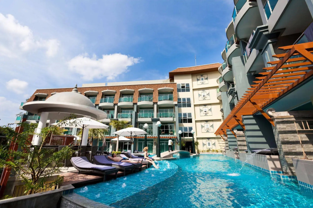 Ramaburin Resort Patong - Walking distance to the Beach