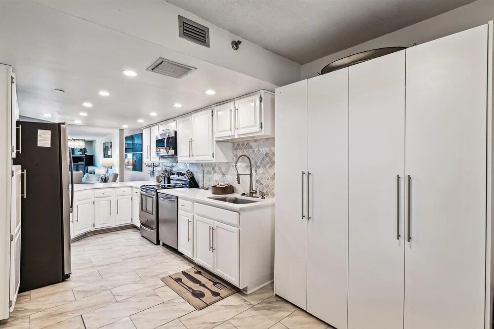 IR 518 is a Stunning 2 BR that has amazing Sunset views - sleeps 10 by RedAwning
