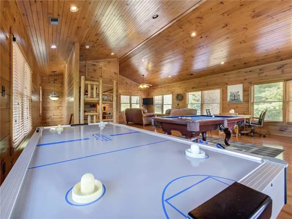 Gatlinburg Majesty 4 Bedroom Home with Hot Tub