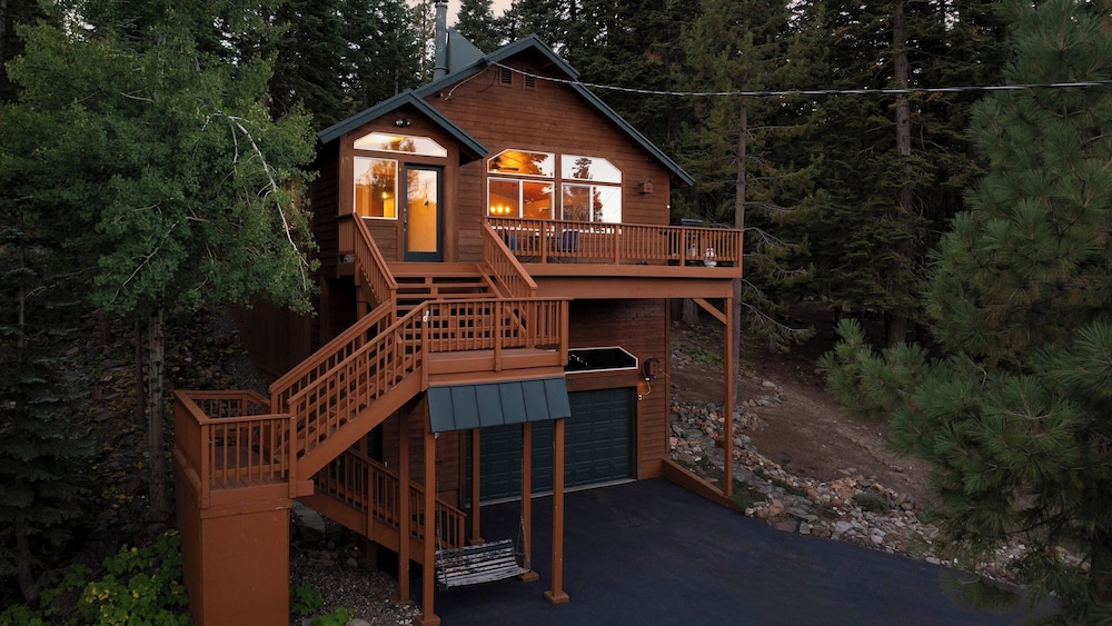 Golden Summit by Avantstay Stunning Secluded Cabin w/ Access to Tahoe Donner