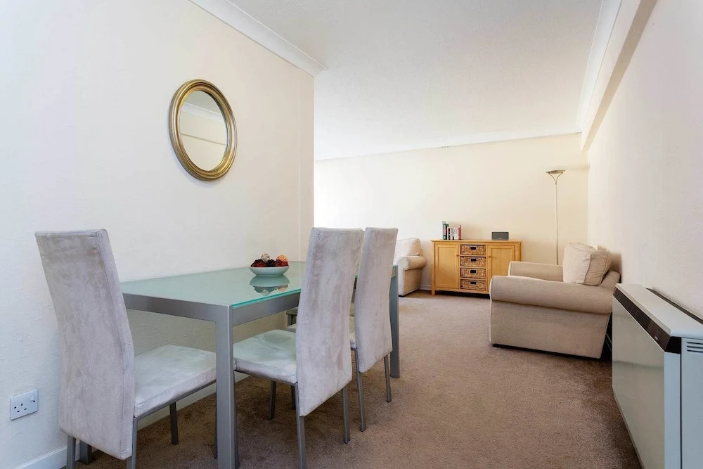 Veeve - Chester Court