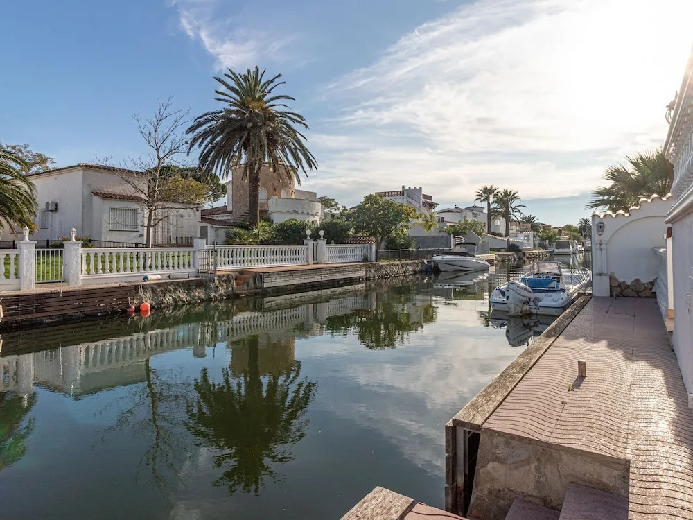 Holiday Home on a Canal With Private Swimming Pool and Mooring