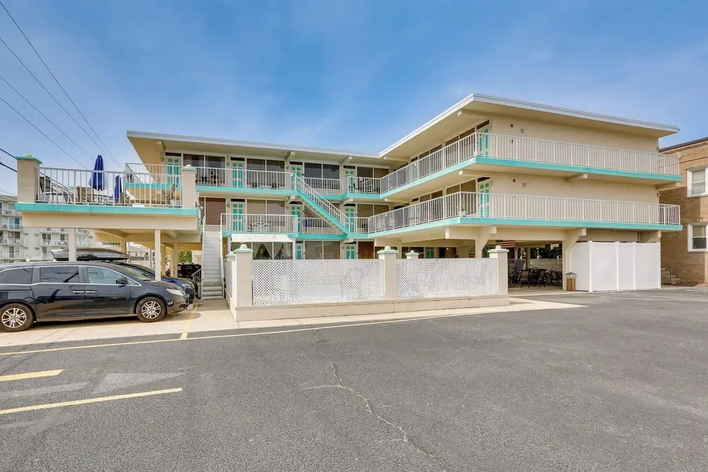 Wildwood Condo w/ Community Pool: Walk to Beach!