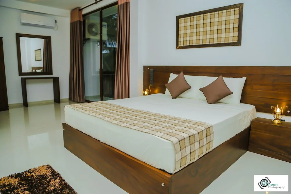 Shades Hotel & Villa
