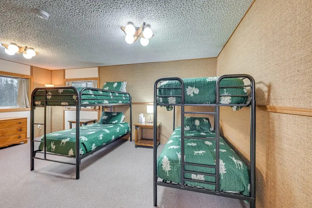 < 1 Mi to Kenai River: Spacious Cabin w/ Deck!