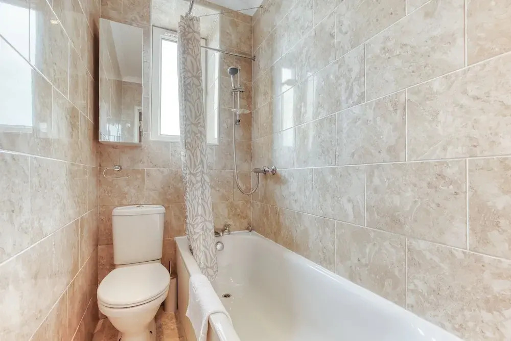 Bright One Bedroom West End Apartment