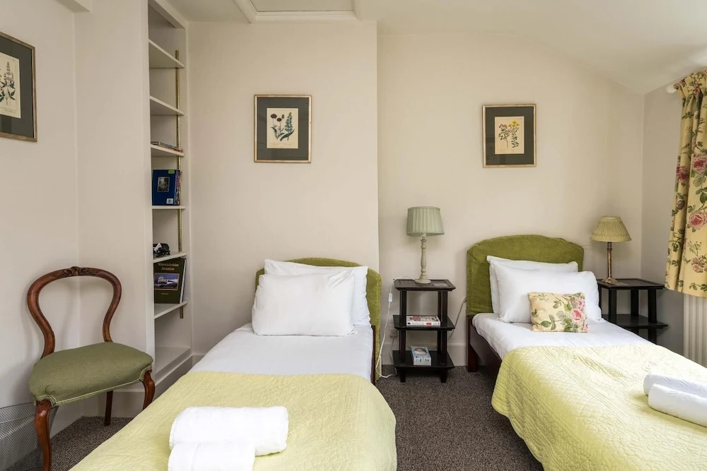 Charming 2BD House with Garden in Hammersmith
