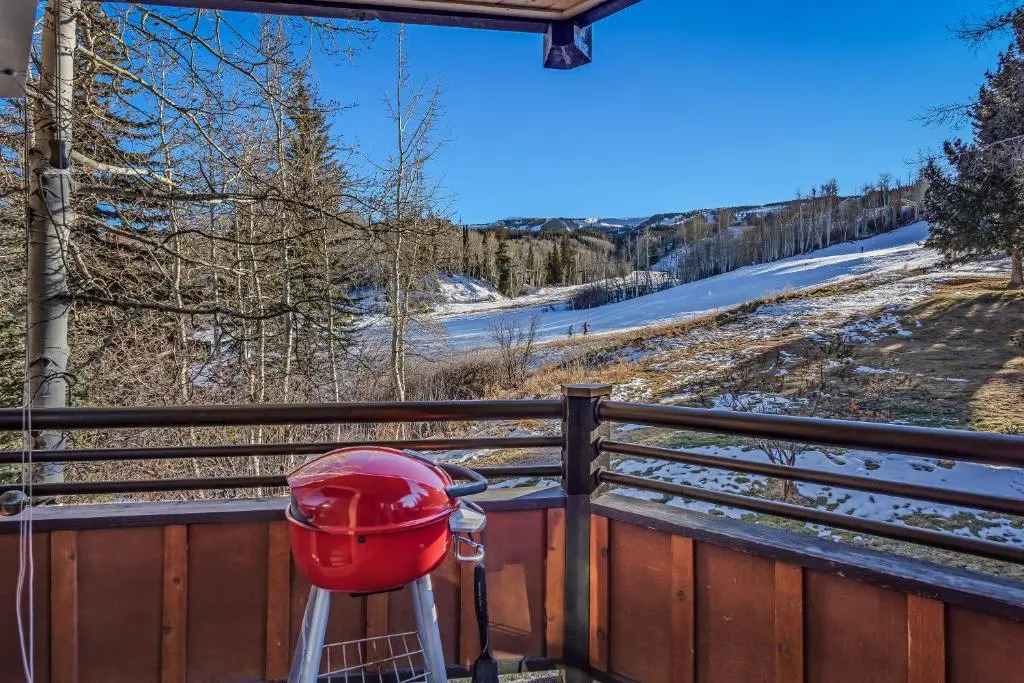 Laurelwood Condominiums Studio Premier Unit 410
