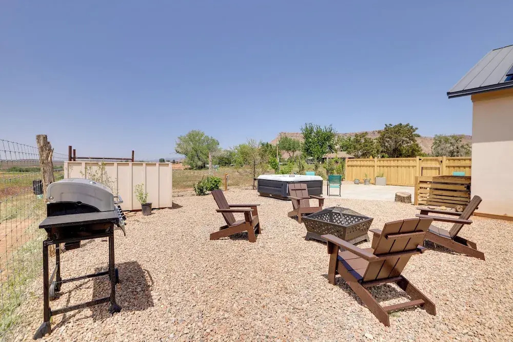 Hot Tub & Views! Modern Home 15 Mi to Zion NP