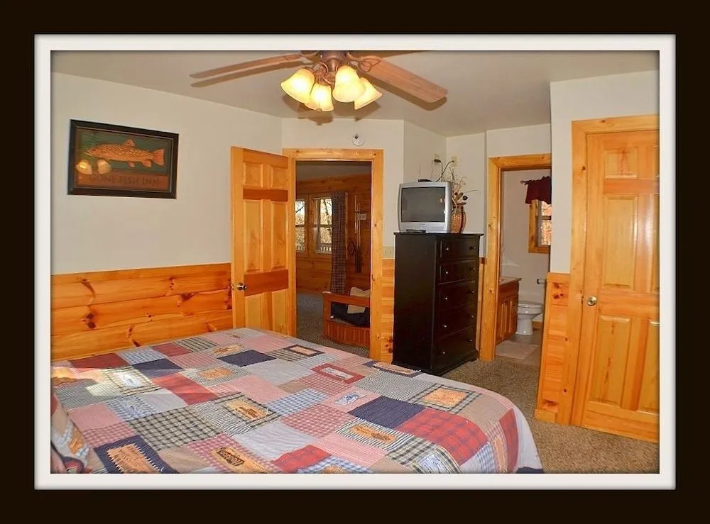 Picture Perfect 2 Bedroom Cabin by RedAwning