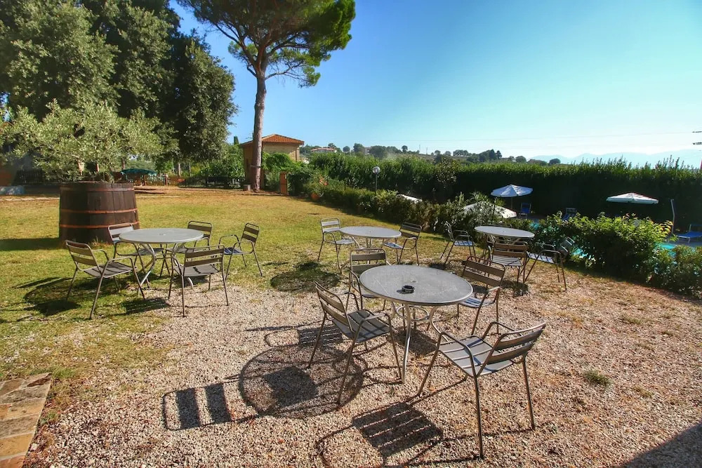 Stunning Farmhouse with Swimming Pool & Hot Tub in Umbria
