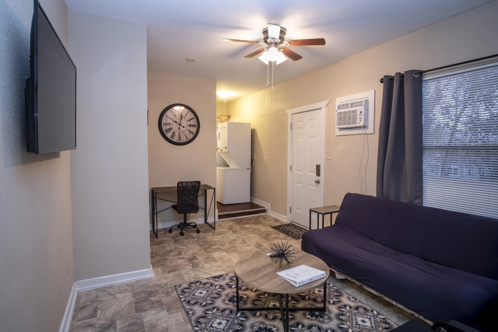 Cozy Downtown Guest House 2br/1ba Sleeps 8