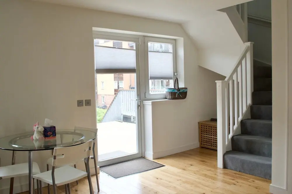 Modern 2 Bedroom Apartment With Parking