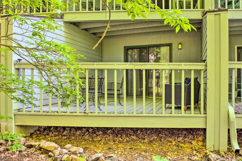 Wintergreen Resort Studio w/ Deck & Ski-out Access