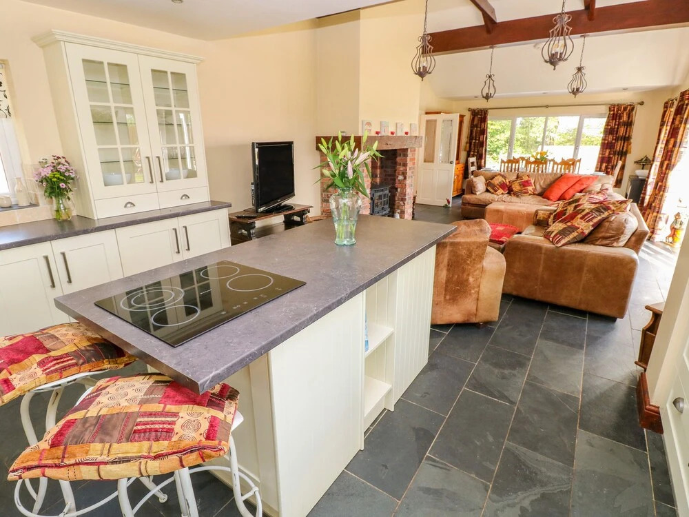 1 Homecroft Bungalows