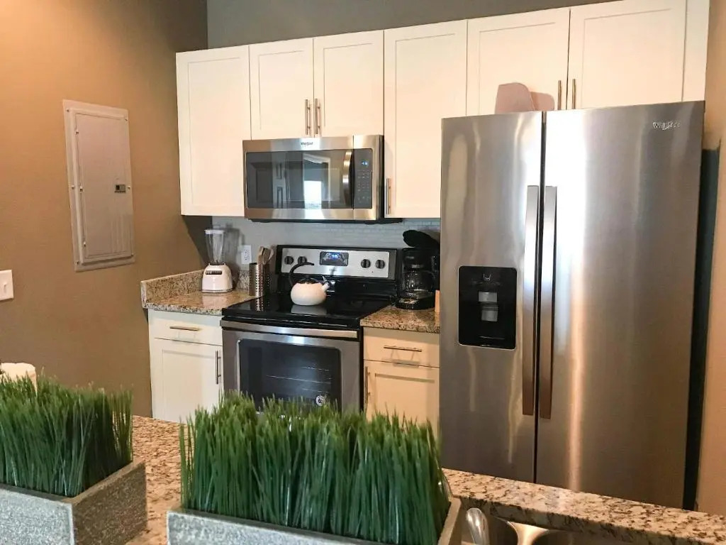 Luxury bedroom townhouse comfortable sleeps 8 Super close to Disney