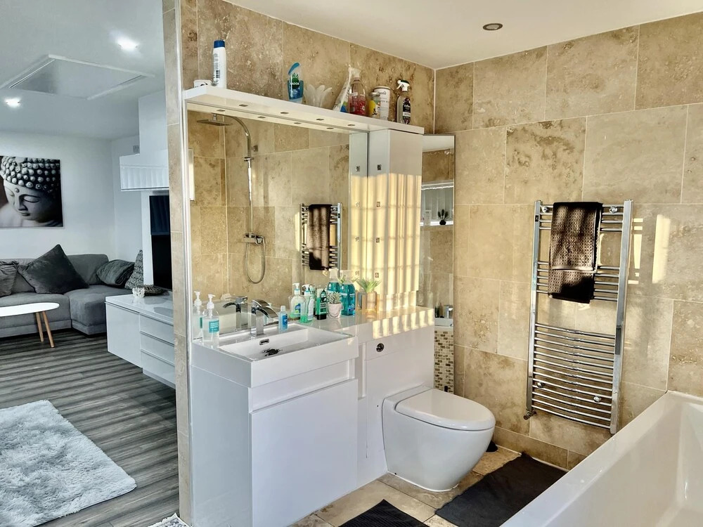Penthouse Style Luxury 2 Bedroom House has Hot-Tub, extra fees apply