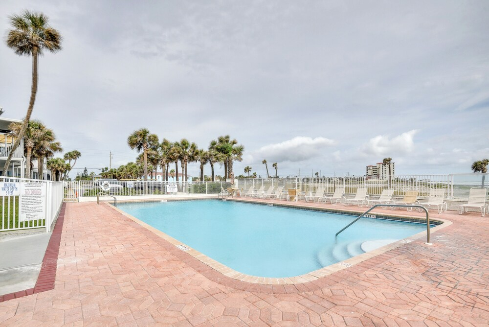 Daytona Beach Studio w/ Private Lanai 1 Mi to Pier