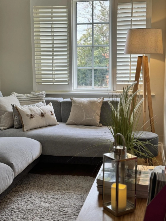 BRAMLEY FALL COTTAGE-3 bedrooms-1 on ground level-Sleeps 6-2 Bathrooms-Close to GOODWOOD-CHICHESTER CITY-9 mins to WEST WITTERING BEACH,5 mins from SOUTHEND BARNS-Child friendly,Small Breed Dog friendly 2max-EV point