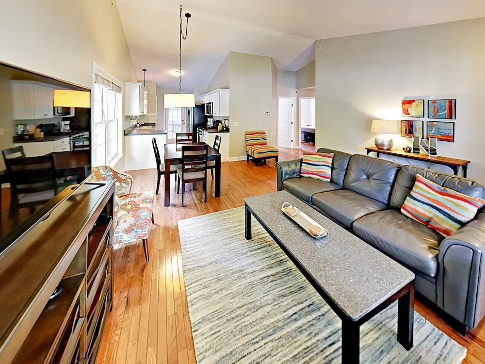 3Br Stylish Cottage East Nashville by RedAwning