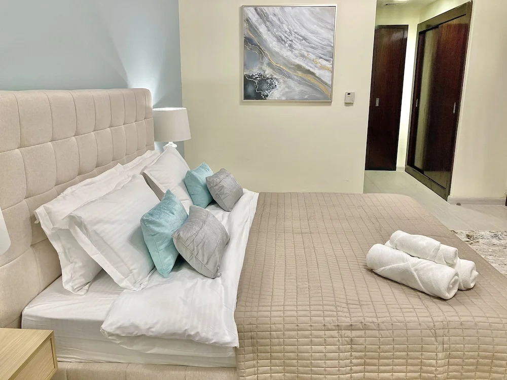 Whitesage - Lakefront Apartment Amidst Parks With Lake Access