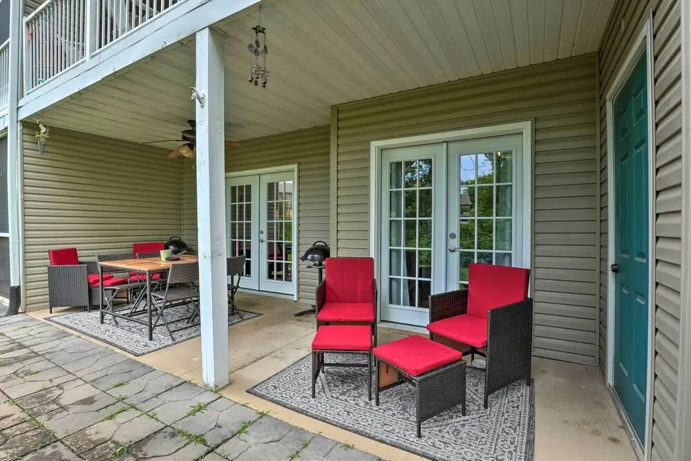 Sun-soaked Lake Taneycomo Condo w/ Furnished Patio