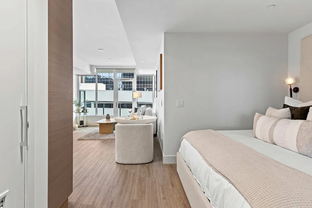 NEW Downtown Luxe King Suite Sauna Pool Access