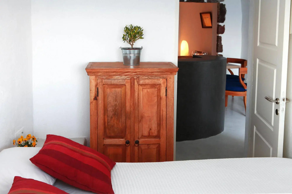Menias Cave House