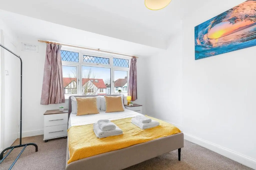 Harrow Hse 3 Bedrooms 2 Bathrooms Off Road Parking