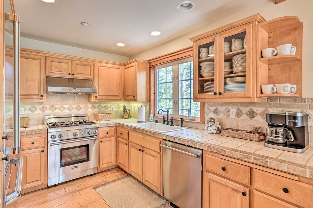 Spacious Lake Arrowhead Home w/ Putting Green