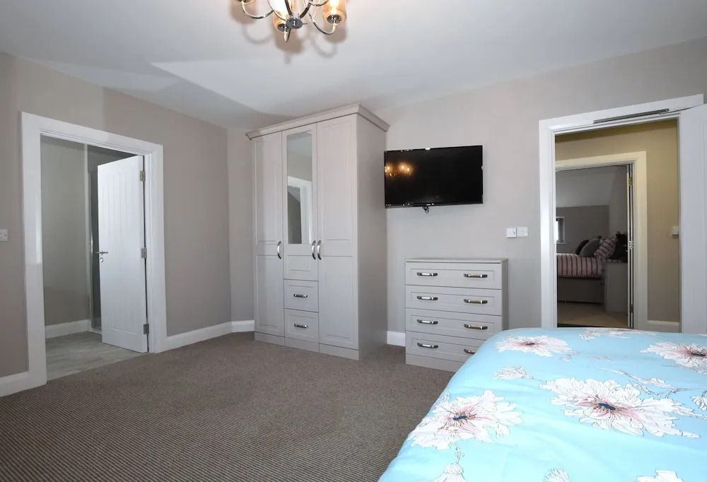 Homestead Hillsborough By Travel Lets Short Term Rental Agency Hillsborough Featuring Apartments, Deluxe Double Suites & Triple Ensuite Rooms