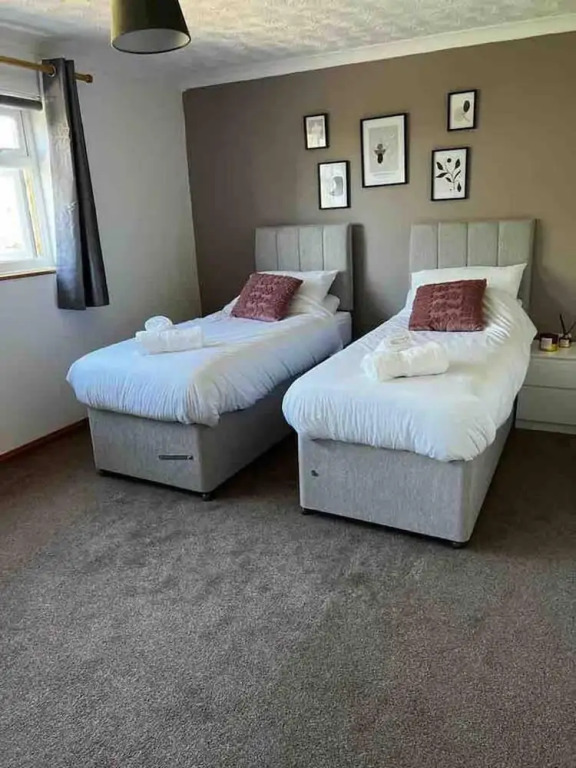 Spacious 3-bed House in Swindon