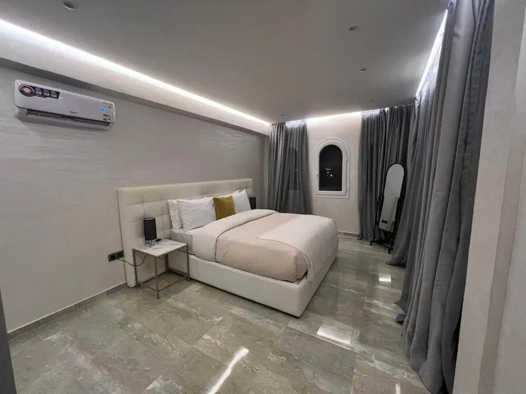 5* BRAND NEW 3 bed apartment in HOTSPOT location