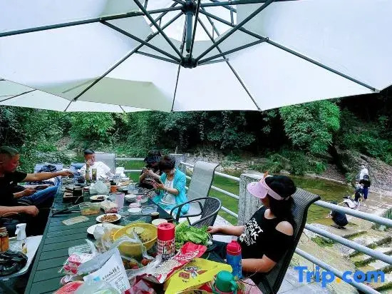 Qingcheng Mountain Yujian Forest Private Soup Homestay
