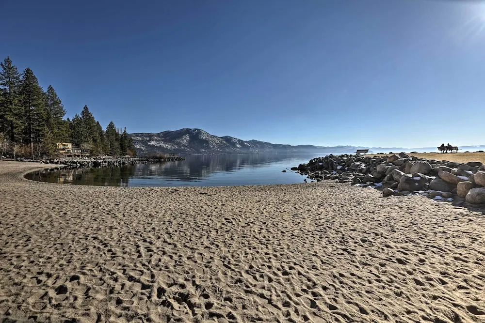 2 Blocks to Lake Tahoe! Group Gem w/ Hot Tub