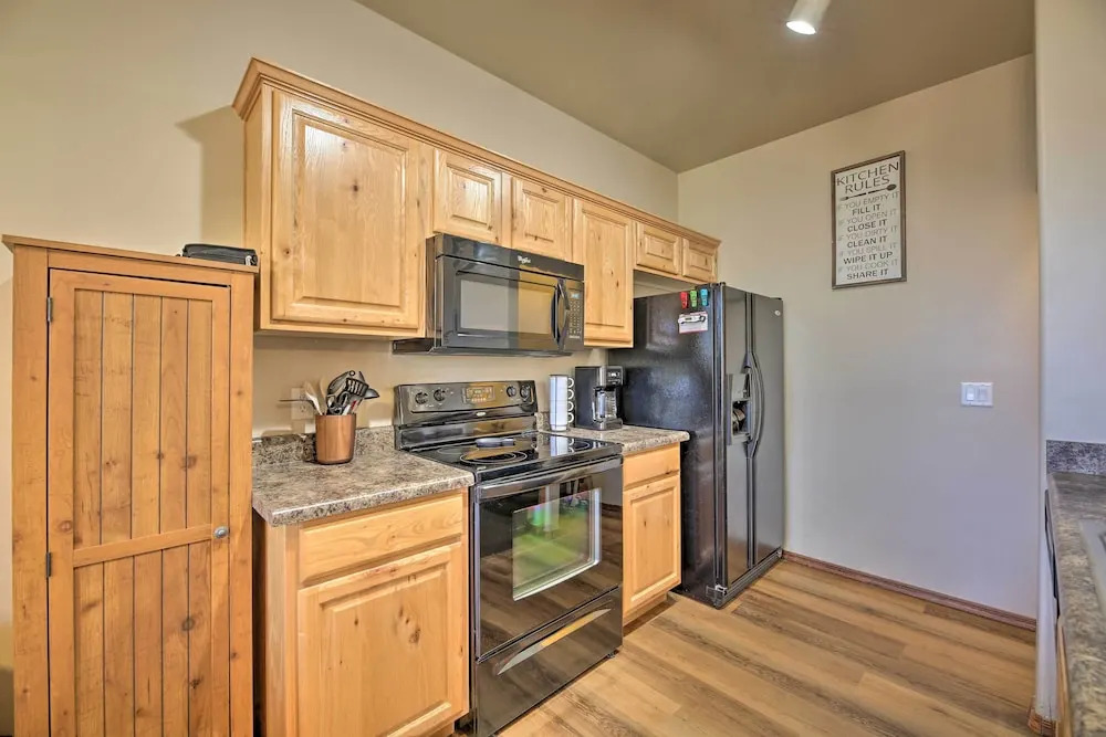 Near Lake & Trails: Show Low Condo w/ Grill!