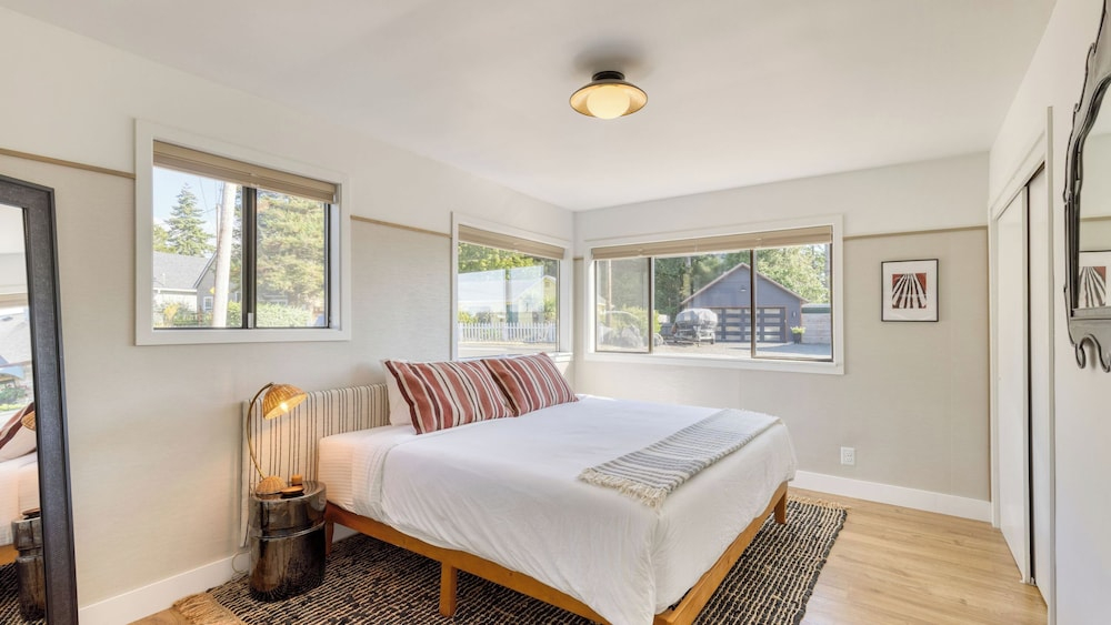 Walk to Beach & Shops Fireplace, Patio Dining & Firepit at Manzanita Ave