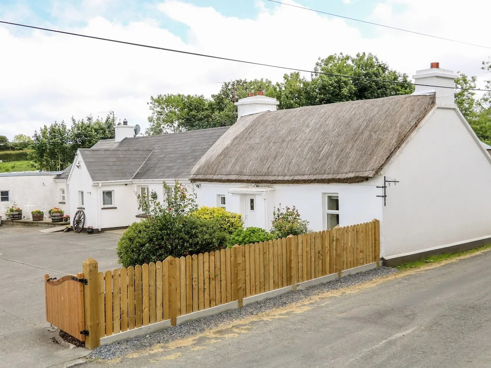 Whispering Willows - The Thatch, Carndonagh