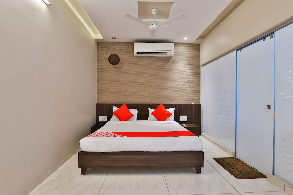 OYO 24028 Hotel Om Palace & Party Plot