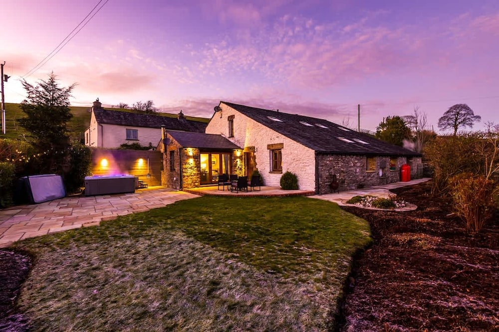 Luxurious Private Home w Hot Tub Log Burner