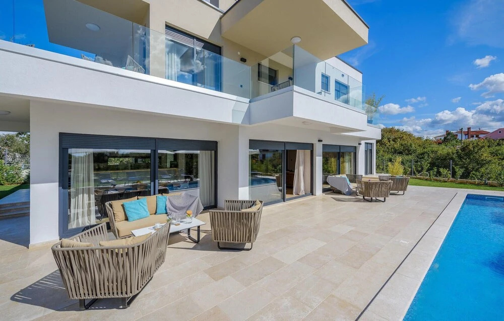 Amazing Home in Jehnici With 4 Bedrooms, Outdoor Swimming Pool and Heated Swimming Pool