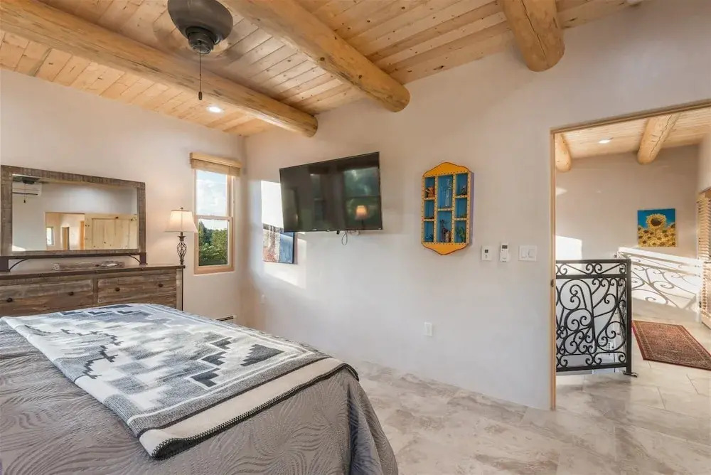 Linda - Stunning Contemporary Home, Walk to The Plaza