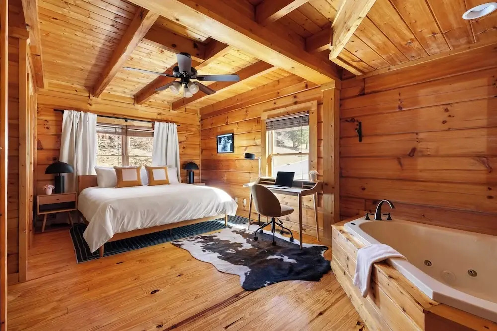Riverbend by Avantstay Redesigned, Hot Tub, Firepit, Billiards Pigeon Forge