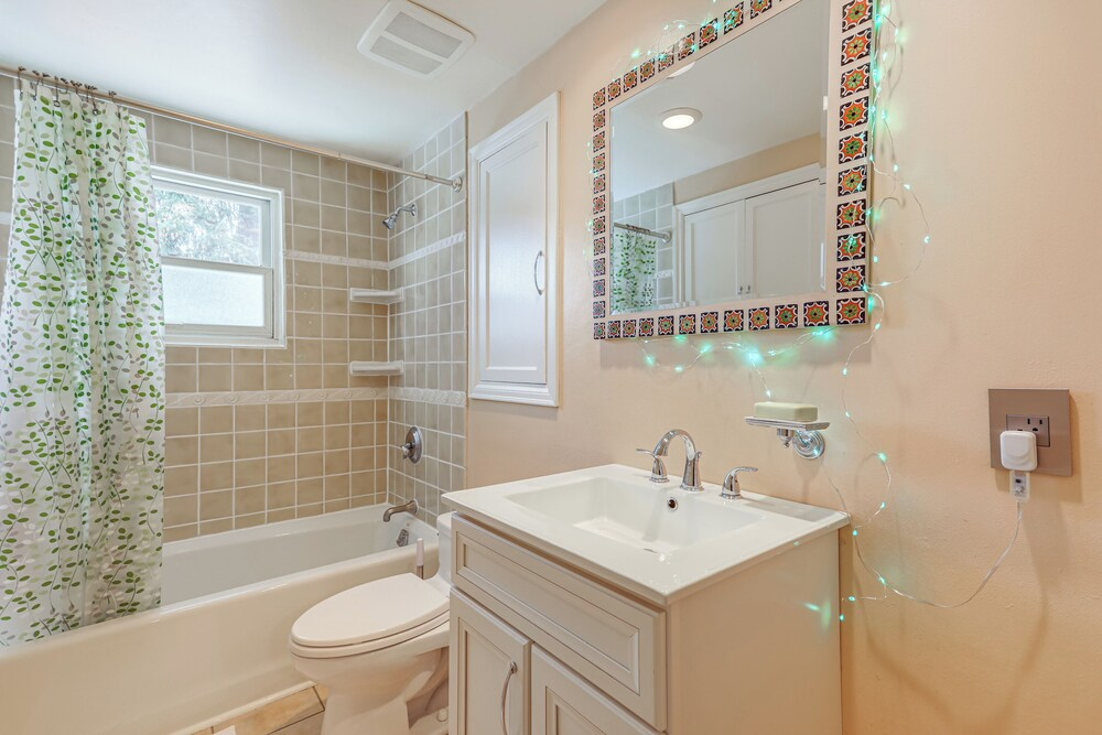 6 Mi to Dtwn Seattle: Walkable Home w/ Hot Tub