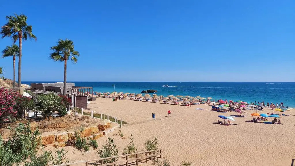 3 bedroom apartment in Oura Albufeira with amazing pool at walking distance to beach, strip and old town, WIFI and AC, private condo