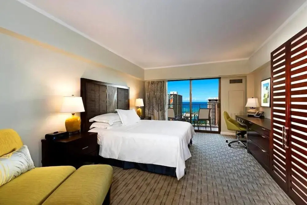 Room in Holiday House - Hgvc Hawaiian Village Resort & Spa, Hot Tub, Pool!