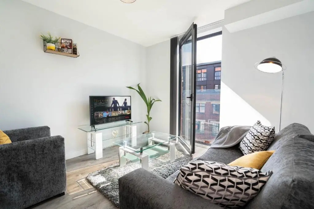 NEW BUILD - 2 Bed Snug Modern Apartment - Juliet Balcony - ROOF TOP TERRACE - Digbeth, Birmingham City Centre - FREE NETFLIX & SMART TV